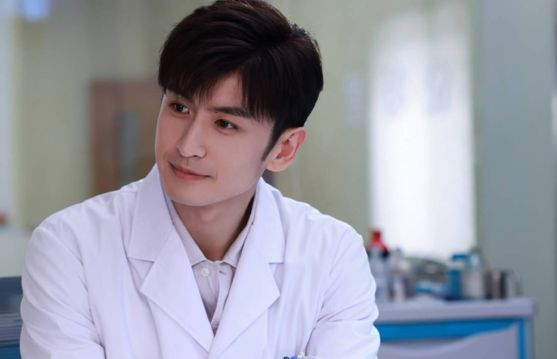 急诊科医生秦云生一开始为给患病女友打造梦幻屋子而与设计师苏盈相遇