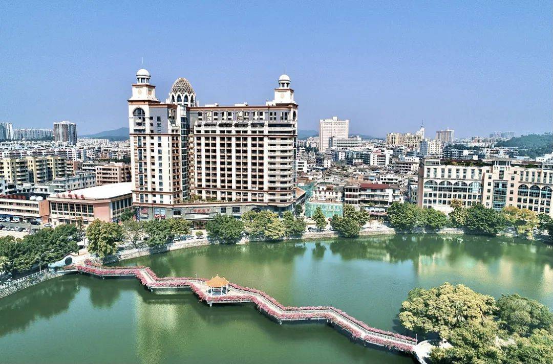 打卡北峰山森林公园,吸氧徒步爬山,住台山地标酒店,含2大1小早晚餐,吃