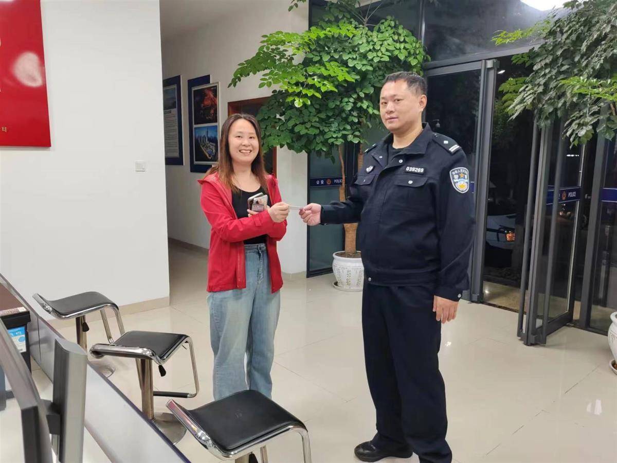 武汉市江夏区郑店公安检查站民警余云龙带领辅警艾明,张亮,雷桥在联投