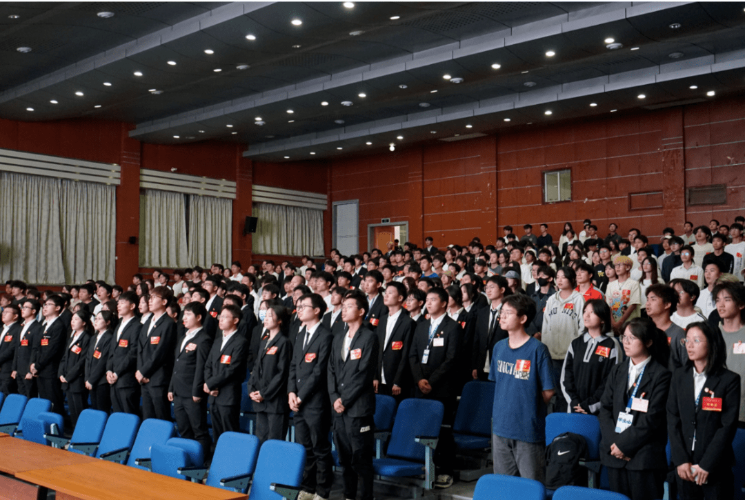 奏唱校歌,在庄严嘹亮的歌声中,江西科技学院信息工程学院第七次学生