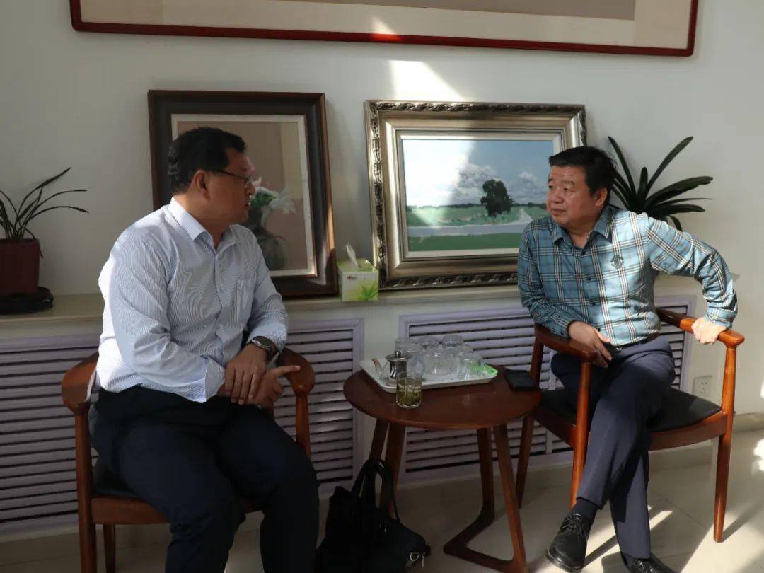 【人文四中61校园传真】河北省隆化存瑞中学教育考察团来校考察交流