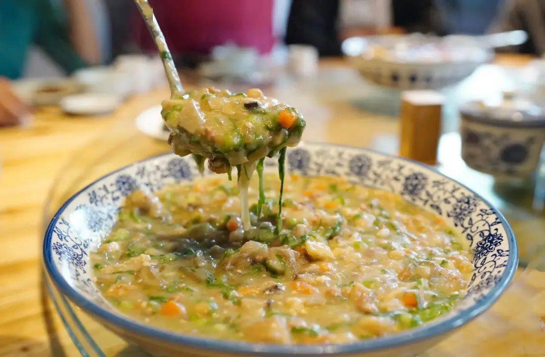 海苔饼:整条街与蛋清羊尾相出名的另外一个特色小吃便是海苔饼,古街上