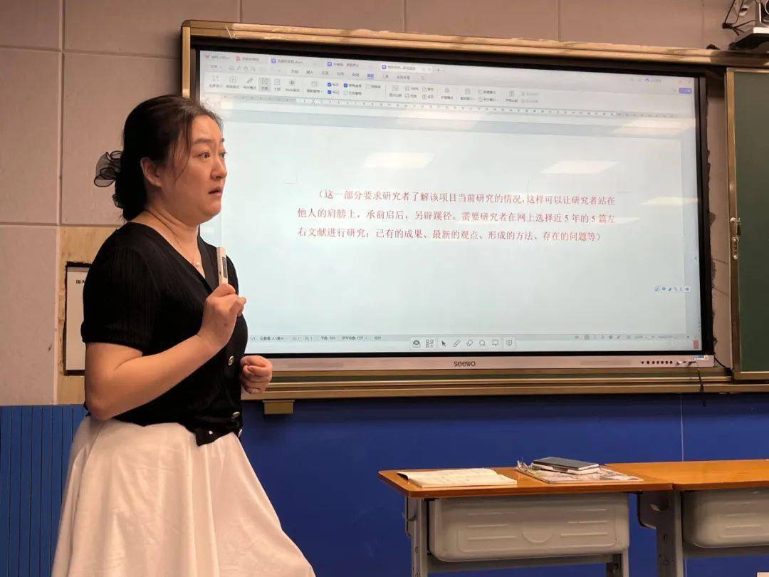 晓丹老师的讲座内容丰富,材料引述详实,为青年教师们的课题生成与研究