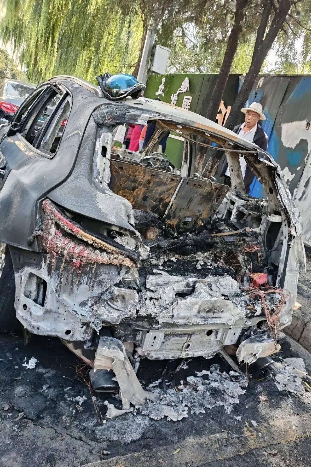 宣威一辆奥迪车烧毁!