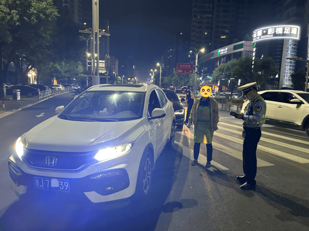 临海市桃渚镇龙头口村路段违法时间:10月11日18:2505车牌号:浙jb**83