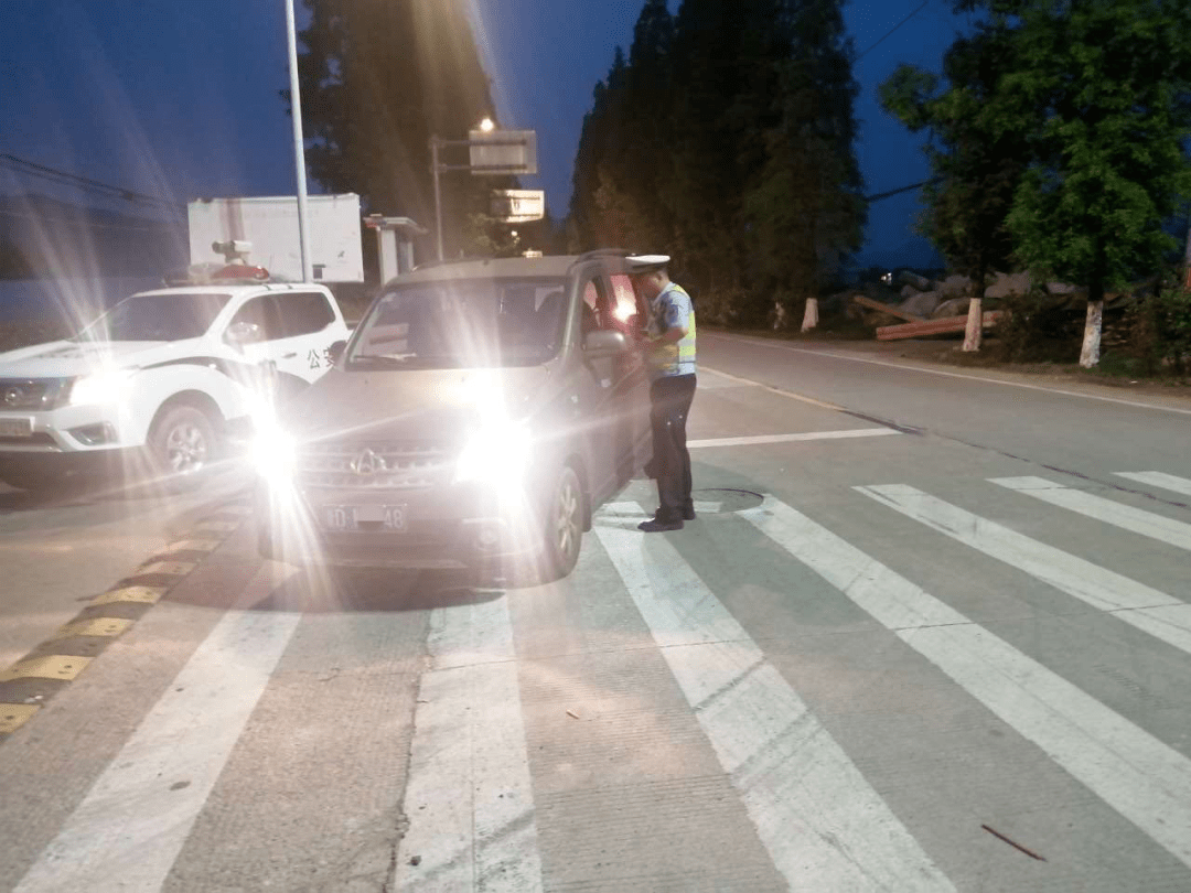 临海市桃渚镇龙头口村路段违法时间:10月11日18:2505车牌号:浙jb**83