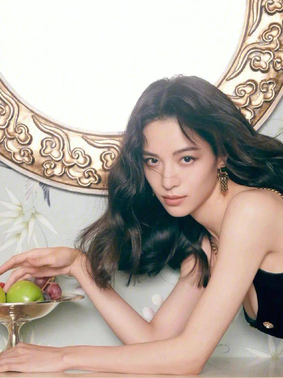 此前有八卦媒体拍到钟楚曦,侯雯元约会,疑似恋情曝光.