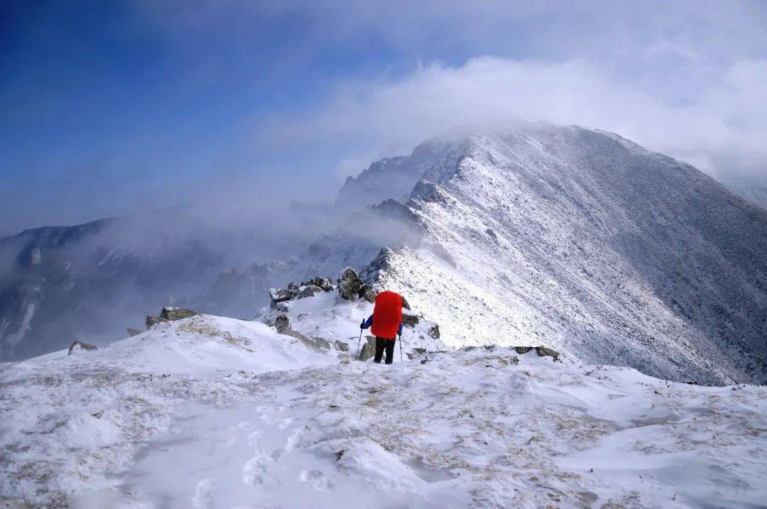 (图:夜色)▼风雪过后,徒步穿越鳌太途中2021年10月底,我正在攀爬雪中