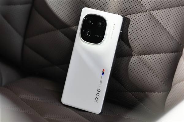 iQOO 12首发电竞芯片Q1：率先实现游戏内超分插帧并发(图1)
