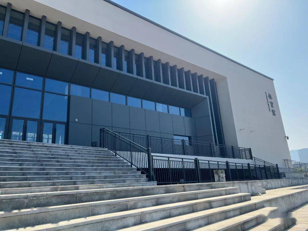 (小编近日实拍)东氿中学的进驻,将吸引越来越多的人才来到东氿新城.