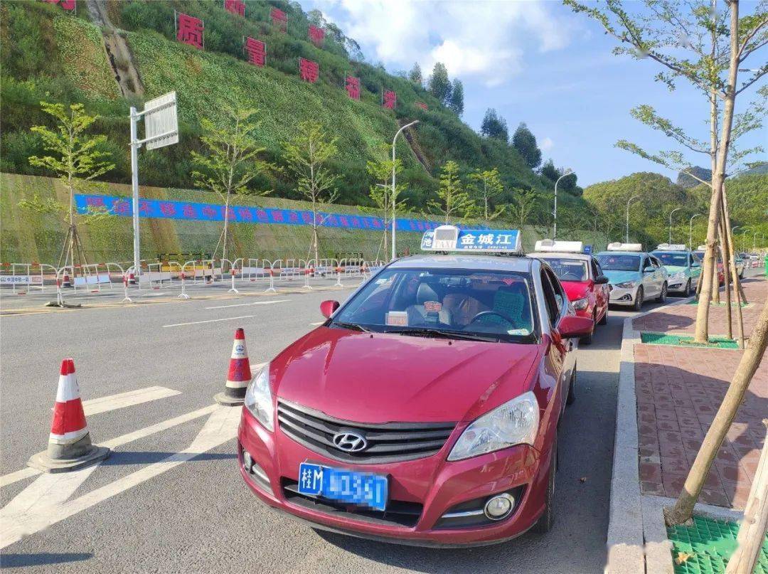 河池西站停车场已实施收费管理_车位_进行_车辆