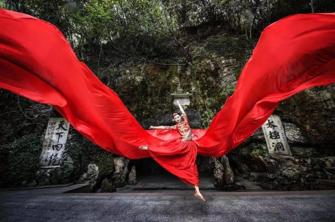 村中有"天下四绝"之一的太极洞,色彩缤纷的五色谷景区,温馨舒适的民宿