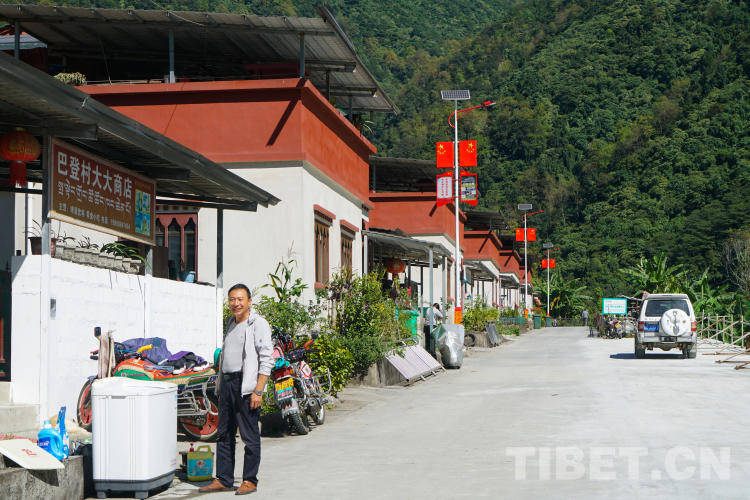 2021年,谭楚成作为三峡集团巴登村驻村工作队的一员来到这里,他也未曾