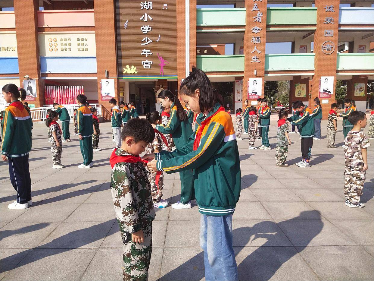 济源市东湖小学举行少先队入队仪式_年级_少先队员_共产主义