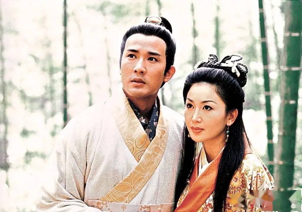 卢庆辉与彭子晴曾传戏假情真2000年卢庆辉外游遭醉汉殴打,头部缝了十