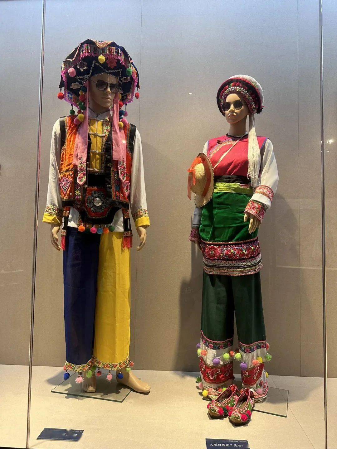 白族服饰是白族文化的重要组成部分,是白族最显著的文化符号之一,种类