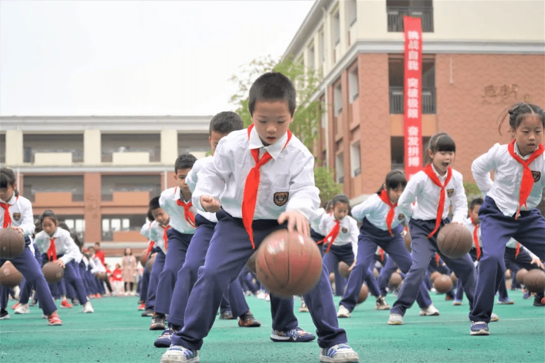 循环跑和身体素质操为主,周二四会加入年级团队活动(一年级为羊角球