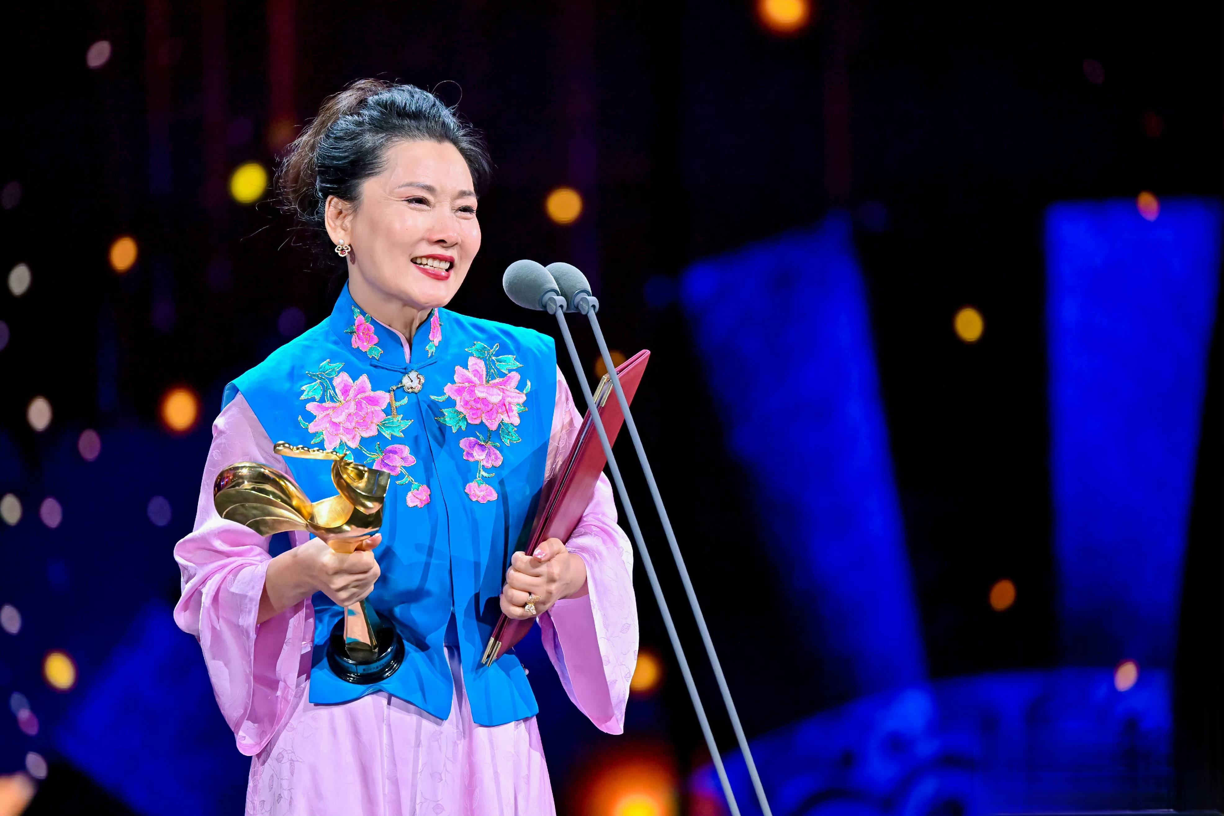 "这让今年诞辰百年的谢晋导演的创作信条再度得到印证—金杯银杯不