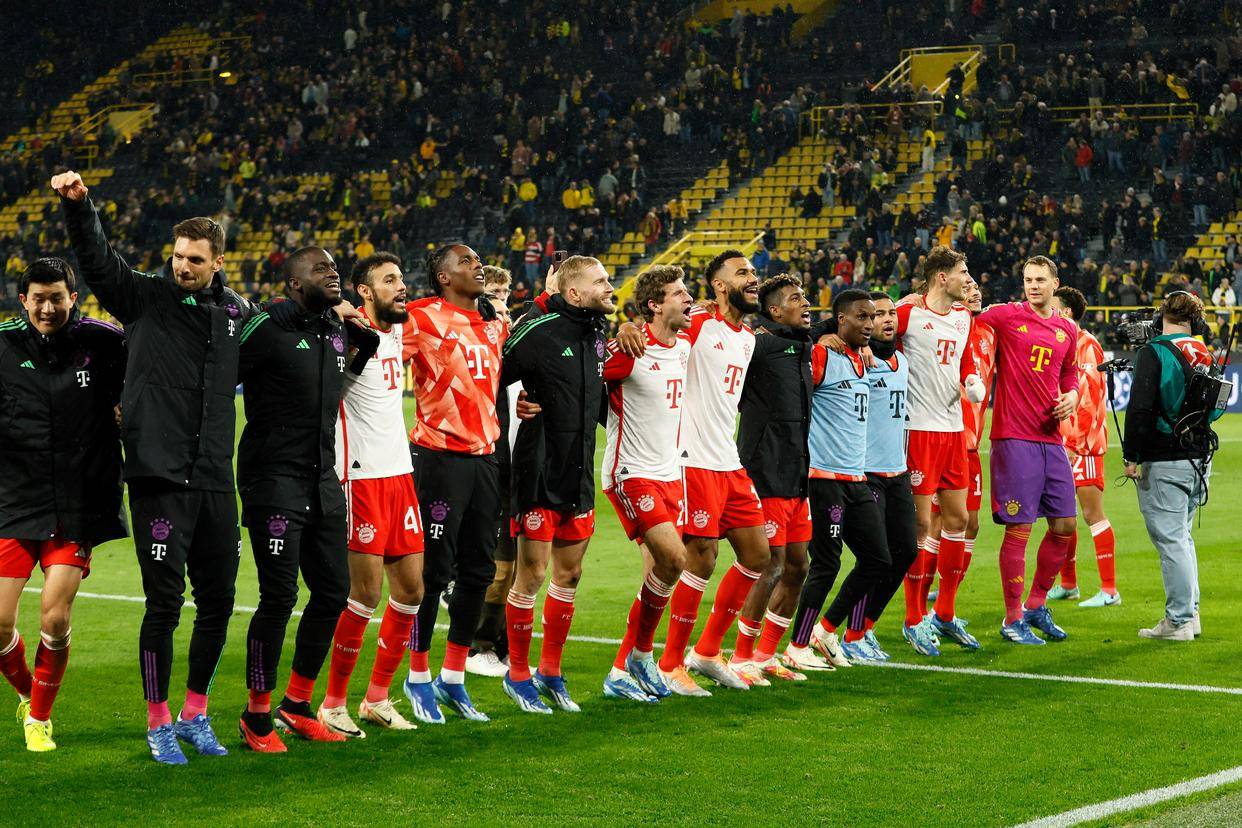 来百度app畅享高清图片11月4日,拜仁慕尼黑队球员赛后向观众致意.