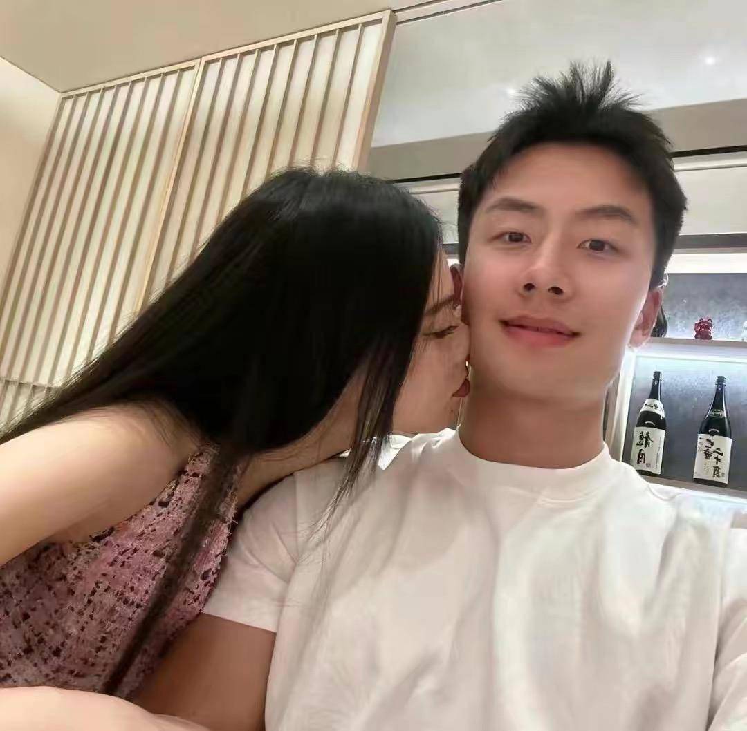 范志毅女儿穿瑜伽裤,身材火辣,新男友是运动员,身材健壮已同居_范斯晶