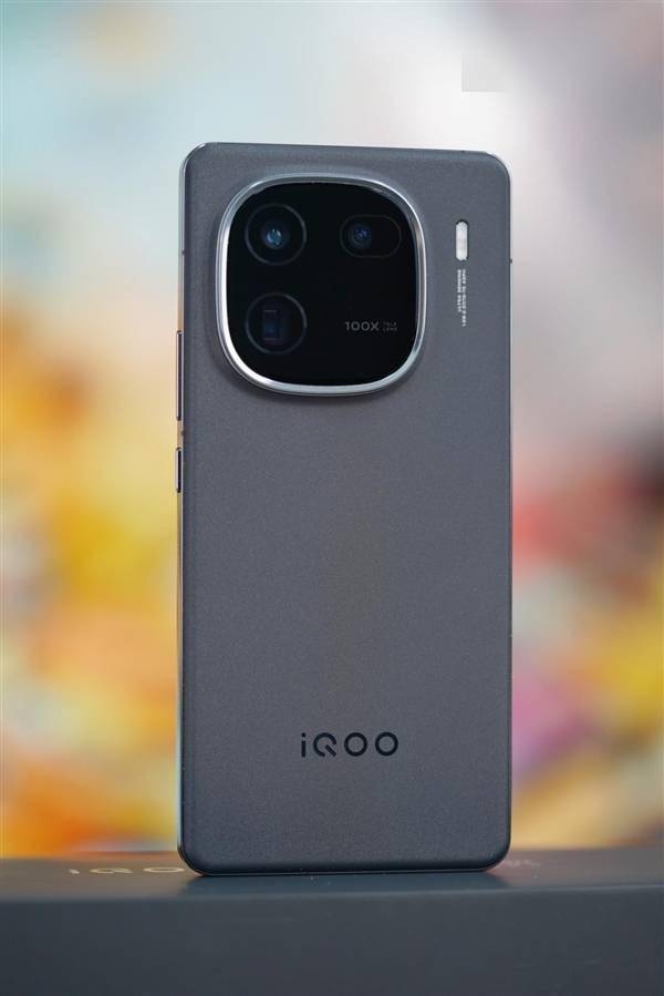 “**舷窗”吸睛！iQOO 12赛道版图赏(图9)