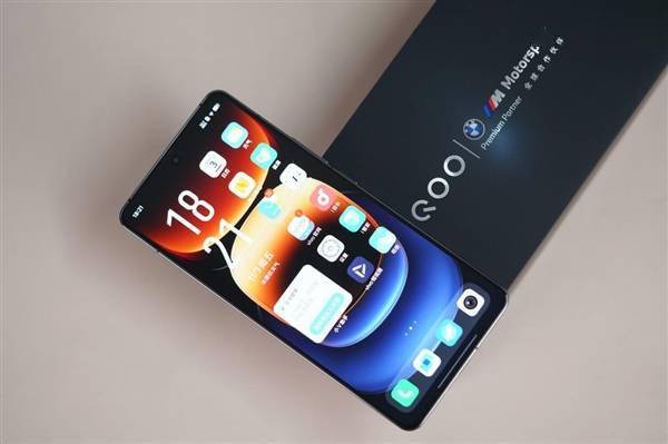 “**舷窗”吸睛！iQOO 12赛道版图赏(图2)