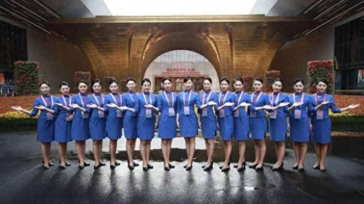 东航"凌燕"志愿者亮相进博会_服务_保障_礼仪