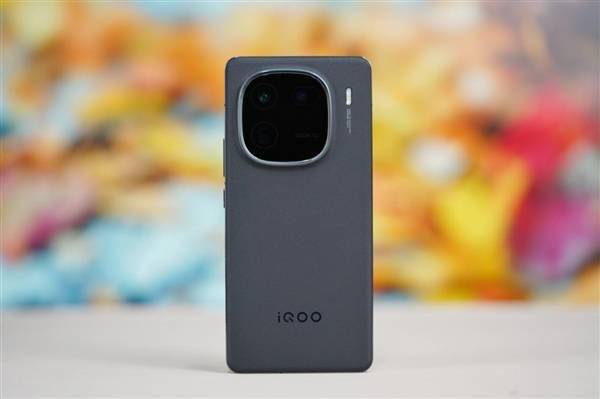 “**舷窗”吸睛！iQOO 12赛道版图赏(图10)