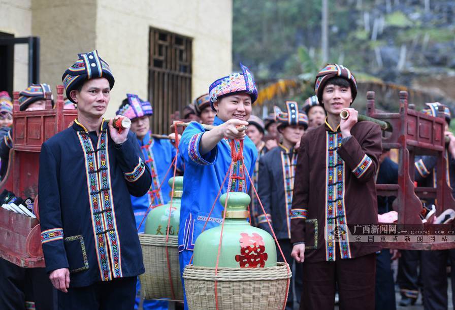 毛南族广西毛南族传统服饰受汉族,壮族影响较深,以青,蓝两色为主,款式