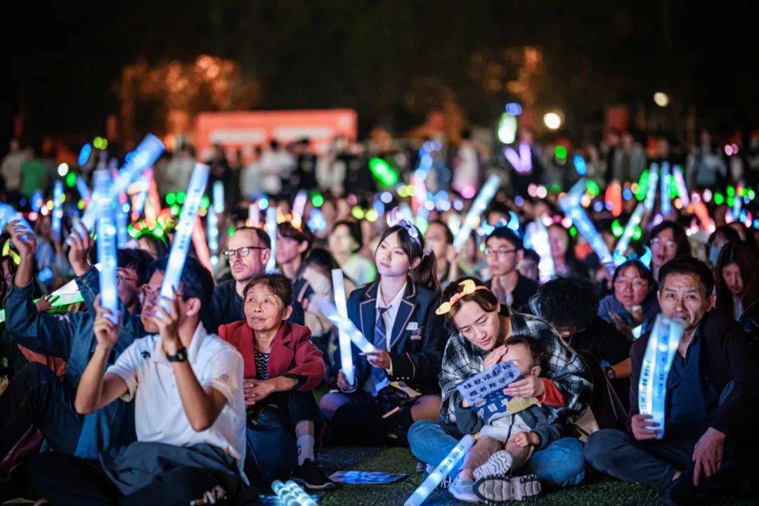 我们仿佛看到热闹的大观园,看到宝黛木石前盟,前生今世;足球