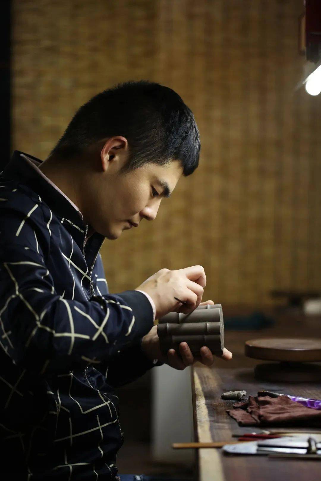 1073李艳如李艳如,高级技师,宜兴"穆如清风"紫砂文创创始人.