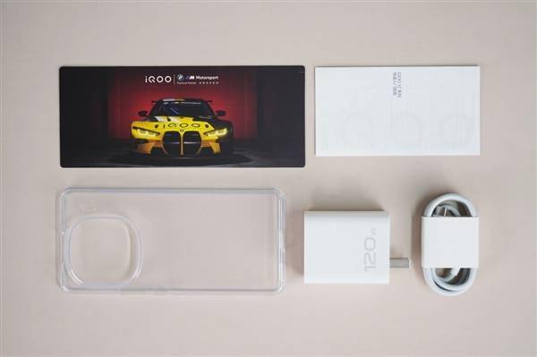 “**舷窗”吸睛！iQOO 12赛道版图赏(图22)