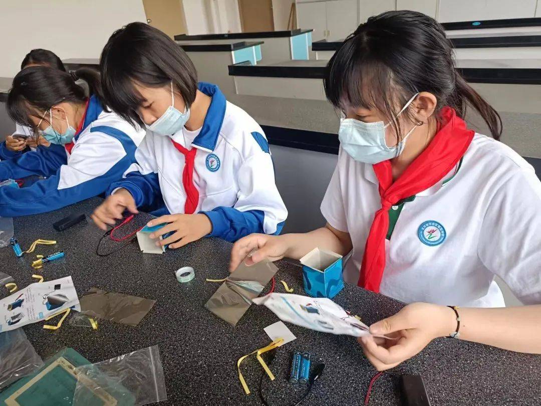 屈志革介绍,平谷五中的校本教研是亮点,学校开设了18门校本课程,并