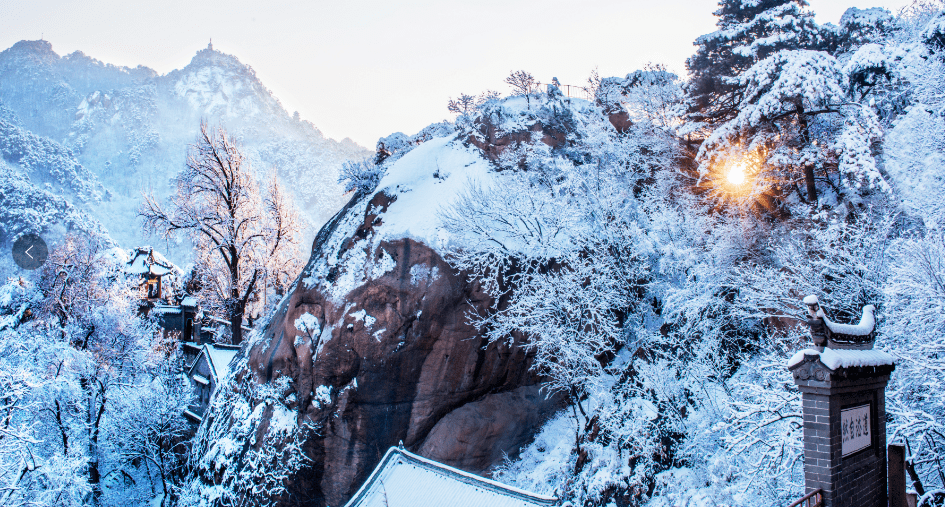 千山正门雪景图片