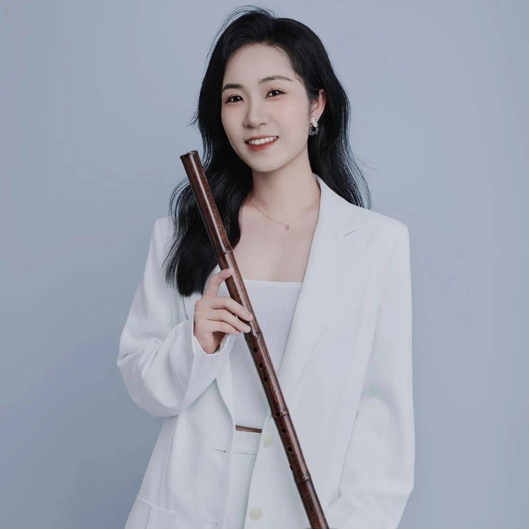 杨春林,中国著名音乐家,中国东方歌舞团国家一级指挥杨春林,集指挥