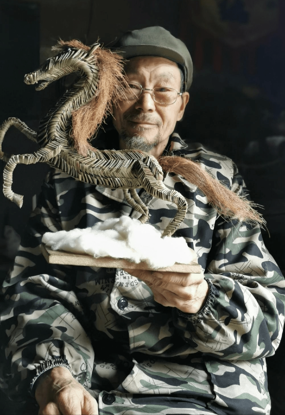 获赞250万,靠直播打赏改善生活_余木兵_棕编_手艺人