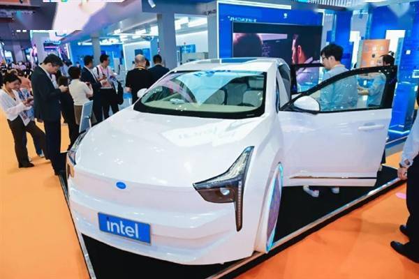 In***酷睿芯片杀入汽车：可在车内玩3**别游戏(图1)
