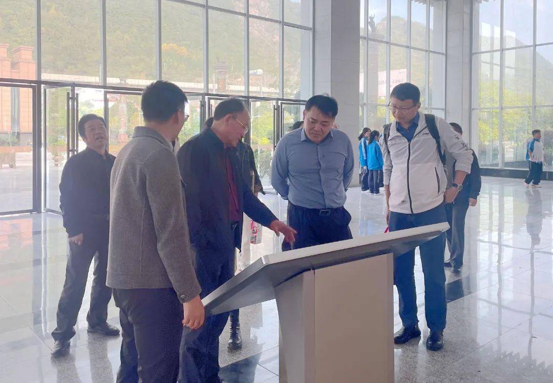 校长一行参观校园贵定县第五中学周正祥校长在本次教育交流活动期间