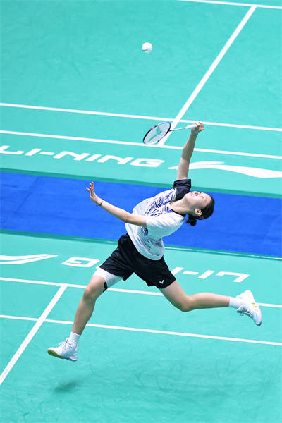 走过混采区,心有不甘的孙艺菲又拿起球拍比划了几下,熟悉的"刷刷声"