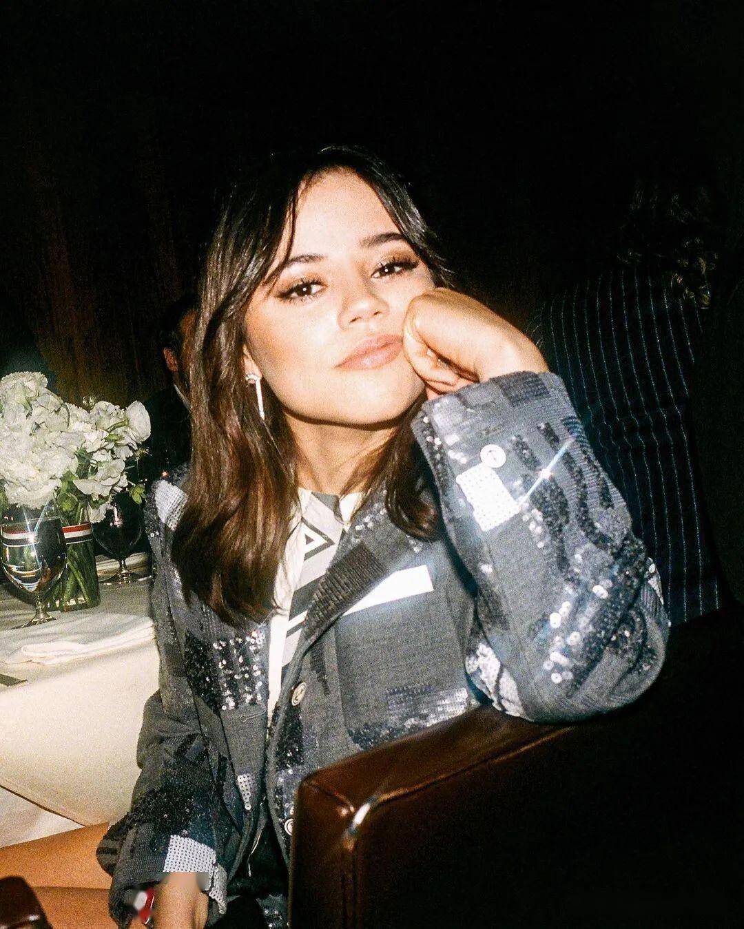 "星期三"珍娜·奥尔特加bazaar封面大片,演绎温柔版暗黑少女_合作