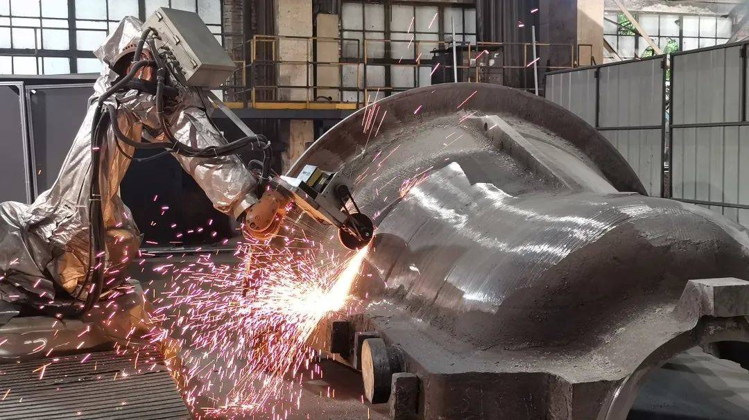 胡明华团队研发的国内首台用于生产的大型铸件打磨机器人打磨系统孕育