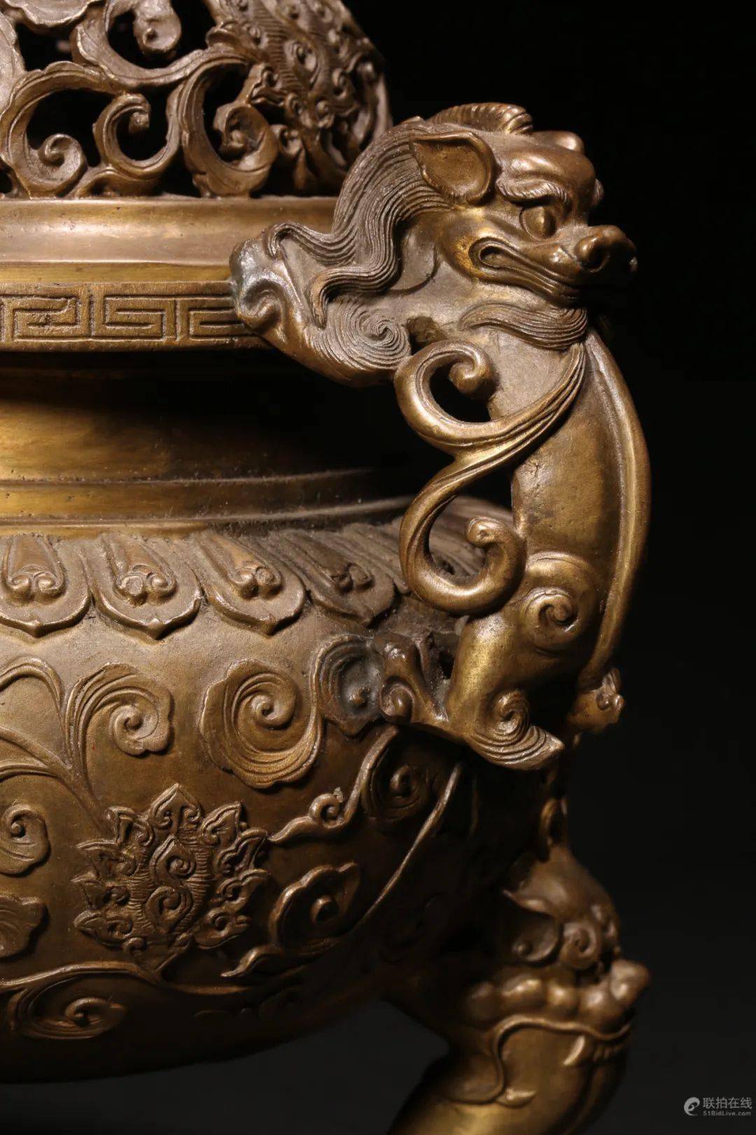 6cm清乾隆 铜缠枝莲纹兽耳香炉lot 297细节图拍品估价:50,000 - 80