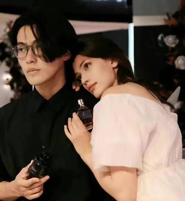 该男子是国内知名网红仲尼,其原名为黄小沣,英文名为johnny