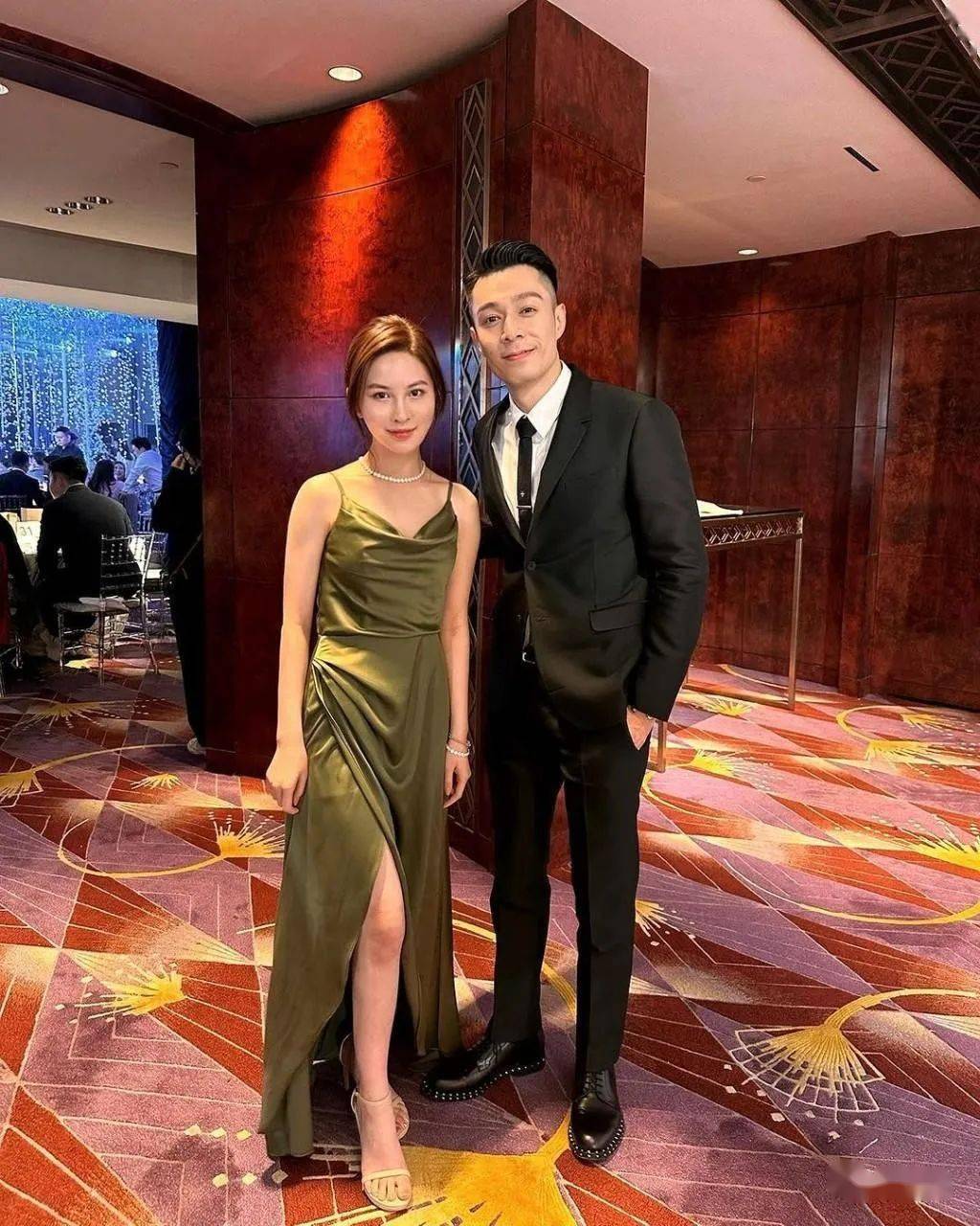 身为明星,胡杏儿与周柏豪非常受欢迎,获不少同场的宾客邀请合照,两人