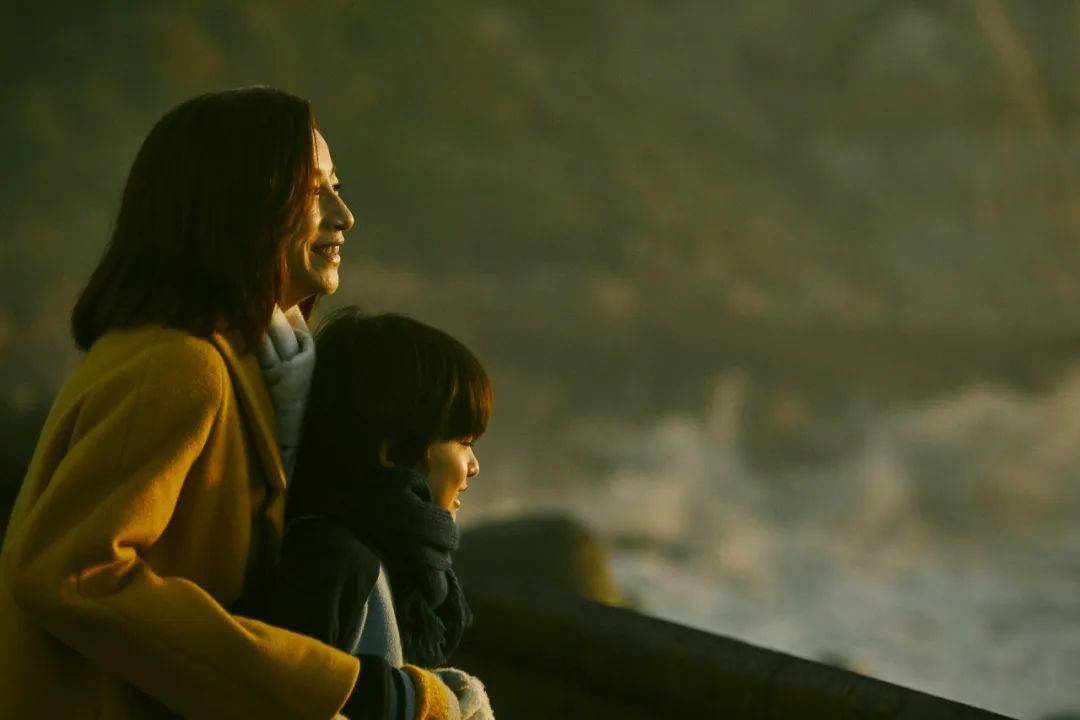 图片来自电影 《我和妈妈最后一年》《光之领地》是日本作家津岛佑子