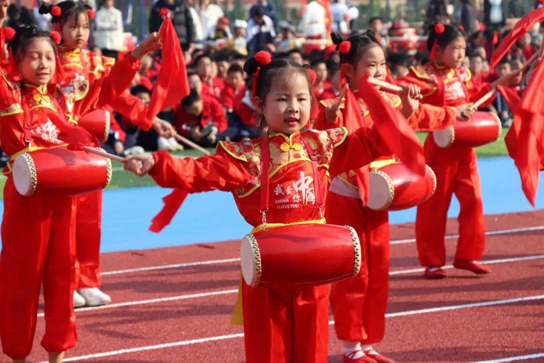 矯健的舞步,飛揚的紅綢,15支鼓樂隊競相奏響.