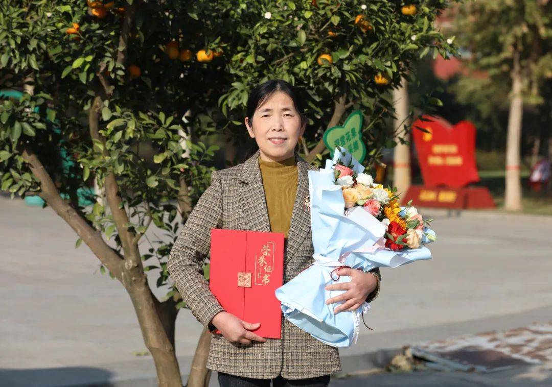 一路同行 感谢有您 | 温县一中举行2022—2023年退休教师欢送会_王娟