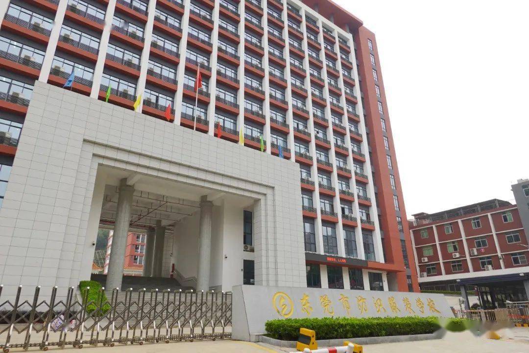 虎门有一所市属公办国家级重点职业高级中学,即东莞市纺织服装学校.