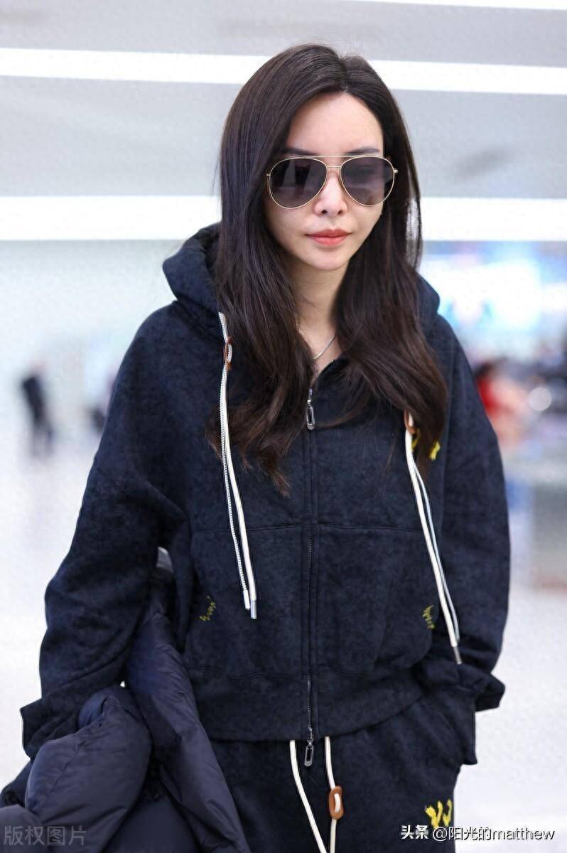 2023年11月10日,上海,于文文机场街拍.黑色卫衣套装休闲酷感.