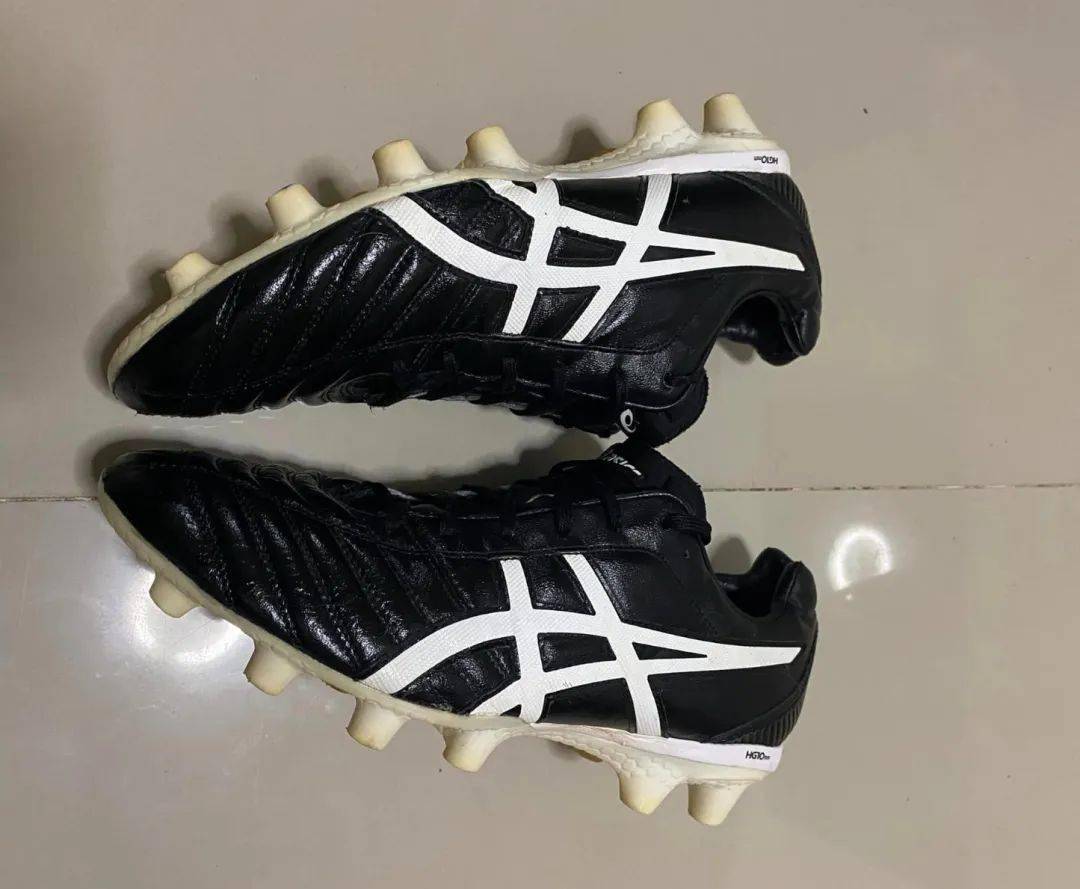 小编印象里最深的就是足球鞋里放气垫,今天咱们来看看nike zoom air在